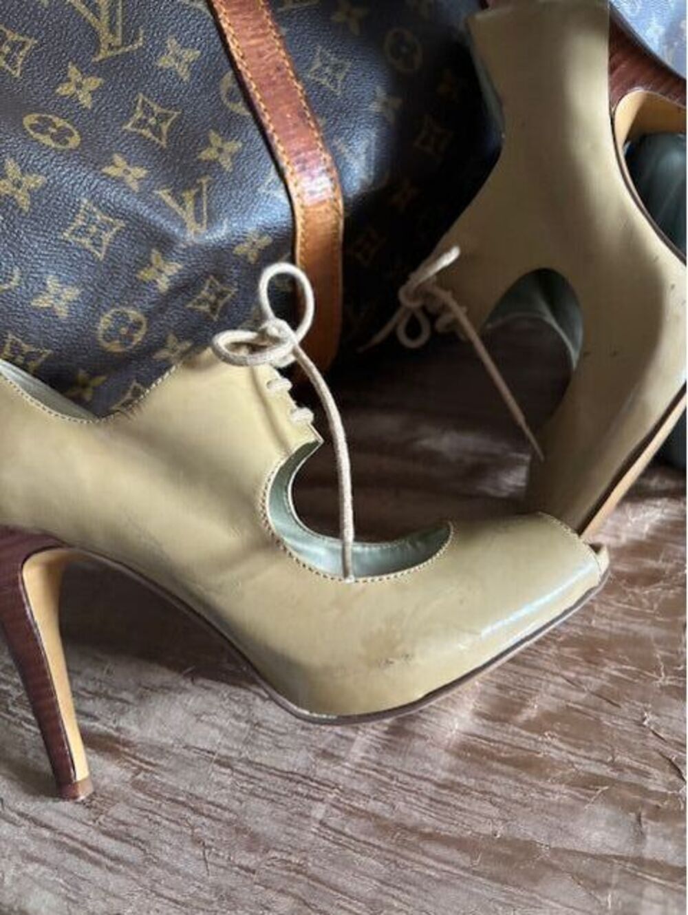 Guess Open Toe with Laces (Beige) W-8